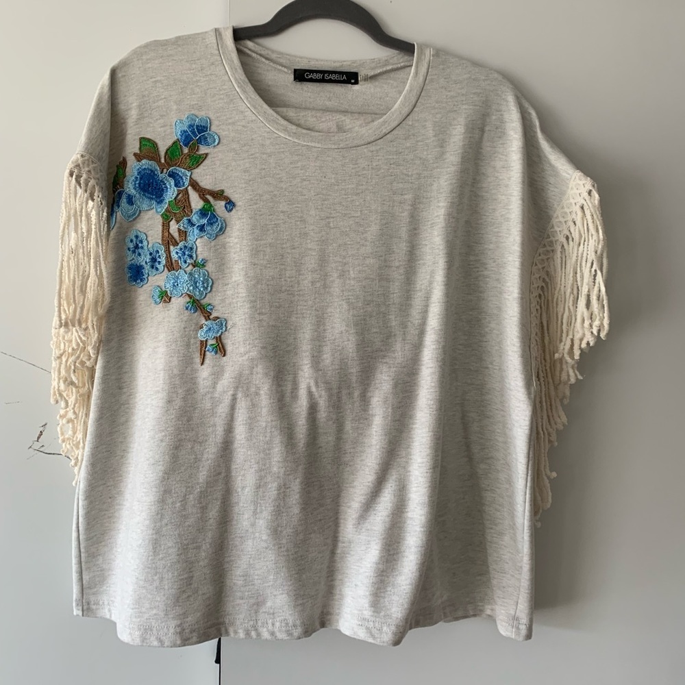 Floral embroidered set. Fringe sleeves M